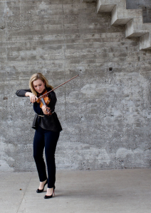 Geigerin Rebekka Hartmann spielt auf der Violine